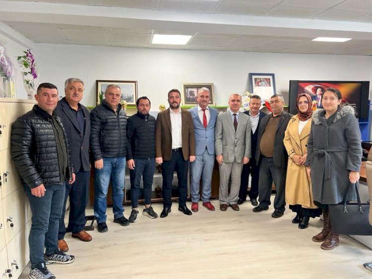 AK Partili Başkandan öğretmenlere çiçek